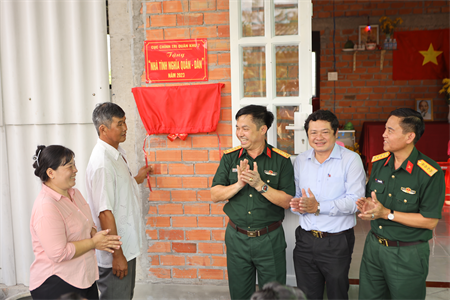 Cục Chính trị Quân khu trao nhà tình nghĩa quân -  dân năm 2023