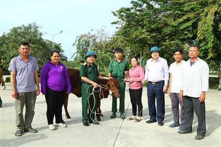 Quân khu 7 tặng bò giống sinh sản cho các hộ gia đình trong điểm dân cư biên giới