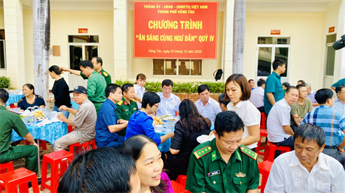 Lãnh đạo thành phố Vũng Tàu “Ăn sáng cùng ngư dân”