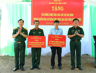 Quân khu 7 tặng bò giống sinh sản cho các hộ gia đình trong điểm dân cư biên giới tỉnh Bình Phước