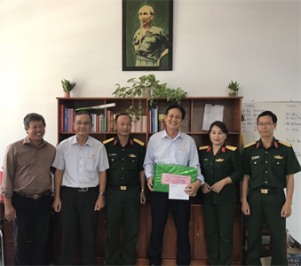 Ban CHQS thành phố Phan Thiết thăm, chúc mừng Ngày thành lập Hội Cựu chiến binh Việt Nam