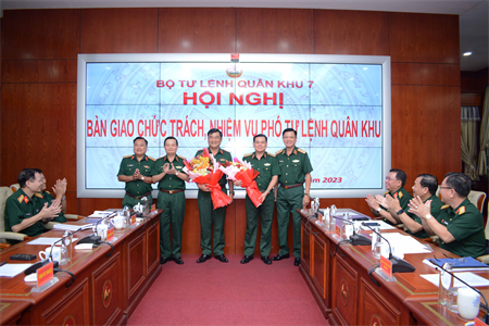 Bàn giao chức trách, nhiệm vụ Phó Tư lệnh Quân khu