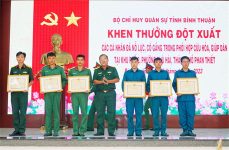 Bộ CHQS tỉnh Bình Thuận khen thưởng đột xuất cán bộ, chiến sĩ tích cực chữa cháy