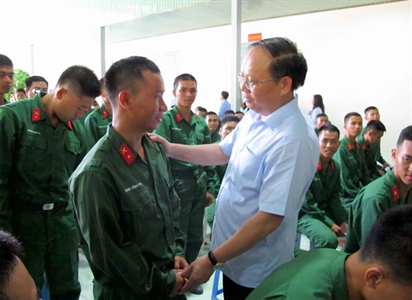 Lãnh đạo TPHCM thăm chiến sĩ mới