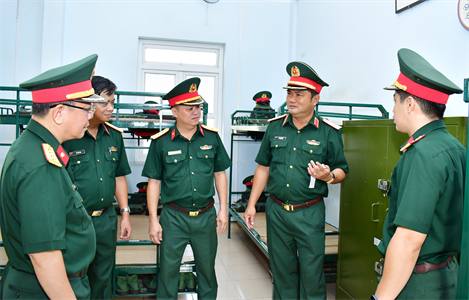 Thiếu tướng Lê Xuân Thế thăm và làm việc với Phòng Điều tra hình sự Quân khu 7