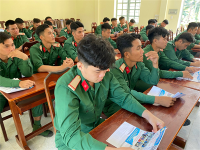 Ban CHQS huyện Vĩnh Hưng phối hợp tư vấn hướng nghiệp, học nghề