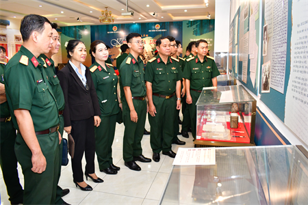 Cán bộ, chiến sĩ Cục Chính trị Quân khu 7 tham quan triển lãm chuyên đề “Ký ức thời hoa lửa”