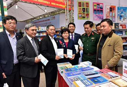 Hàng nghìn độc giả đến với ngày sách Việt Nam