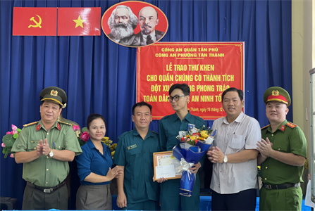 Quận Tân Phú khen thưởng dân quân có thành tích trong phong trào bảo vệ an ninh Tổ quốc