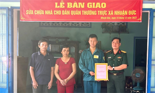 Ban CHQS huyện Củ Chi sửa chữa nhà cho dân quân thường trực