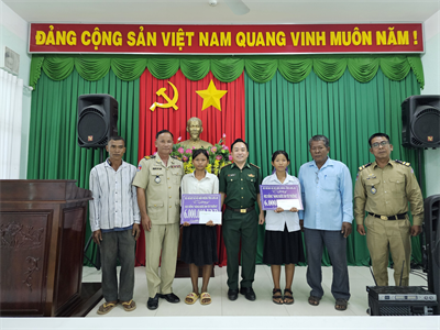 Trao học bổng cho học sinh nghèo vượt khó Campuchia