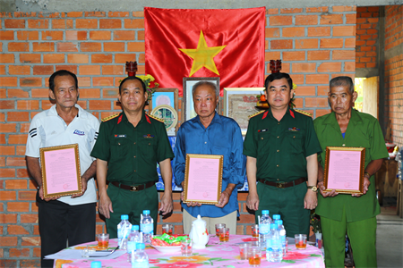 Tổng cục Chính trị Quân đội Nhân dân Việt Nam trao nhà tình nghĩa tại Long An