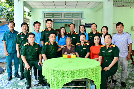 Quân khu 7 và Tập đoàn Công nghiệp Cao su Việt Nam tổ chức hoạt động về nguồn tại Địa đạo Củ Chi