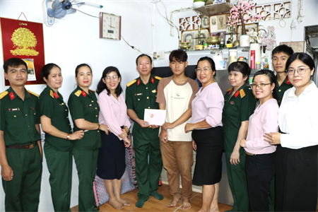 Hội phụ nữ Cơ quan Cục Chính trị Quân khu trao học bổng từ chương trình “Mẹ đỡ đầu”