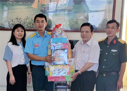 Lãnh đạo quận Bình Tân thăm, chúc mừng các đơn vị Quân đội nhân kỷ niệm Ngày thành lập QĐND Việt Nam