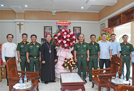 Bộ Tư lệnh Quân khu 7 thăm, chúc mừng Giáng sinh Tòa Giám mục Phú Cường