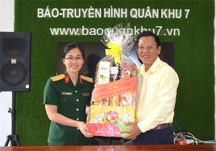 Đảng ủy, UBND Phường 9, quận Phú Nhuận chúc mừng các đơn vị Quân đội trên địa bàn