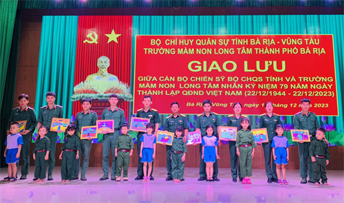 Cán bộ, chiến sĩ Bộ CHQS tỉnh Bà Rịa - Vũng Tàu giao lưu với Trường mầm non Long Tâm