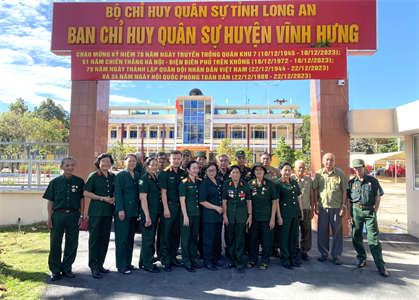 Ban Liên lạc Cựu chiến binh Trung đoàn 320, tỉnh Bến Tre về thăm chiến trường xưa tại huyện Vĩnh Hưng