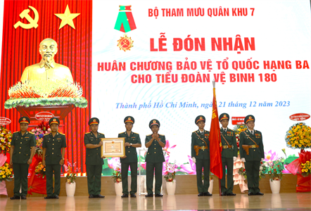 Tiểu đoàn Vệ binh 180 đón nhận Huân chương Bảo vệ Tổ quốc hạng Ba