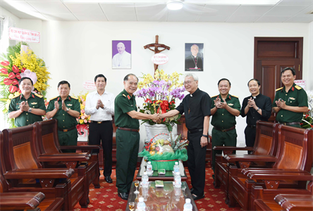 Thiếu tướng Hoàng Đình Chung chúc mừng Giáng sinh Tòa Giám mục Bà Rịa