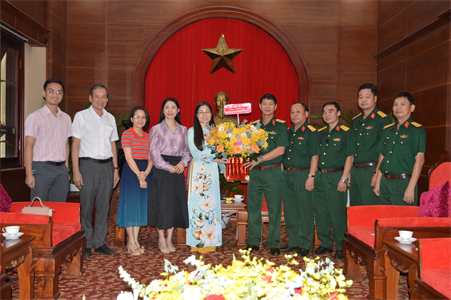 Học viện Chính trị khu vực II và Trường Đại học Cảnh sát thăm, chúc mừng Quân khu 7