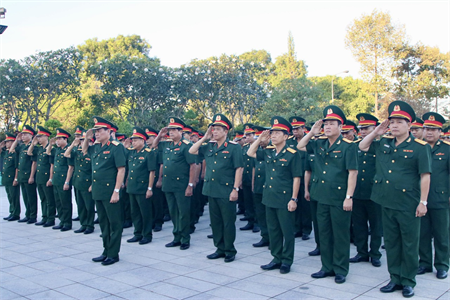 Bộ Tư lệnh Quân khu 7 viếng Nghĩa trang Liệt sĩ Thành phố Hồ Chí Minh