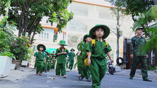 Bé tập làm Chiến sĩ tí hon