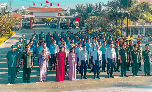 Đoàn đại biểu huyện Bình Chánh dâng hương, dâng hoa các anh hùng, liệt sĩ