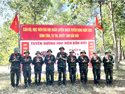 Trường Quân sự Quân khu 7 kiểm tra bắn súng AK cho học viên