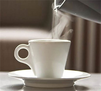 Nên uống đủ nước ấm buổi sáng