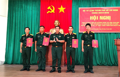 Trung đoàn 10 công bố quyết định sáp nhập cơ quan Hậu cần - Kỹ thuật