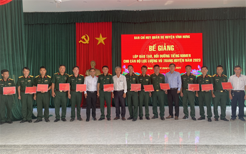 Ban CHQS huyện Vĩnh Hưng bế giảng lớp đào đạo, bồi dưỡng tiếng Khmer