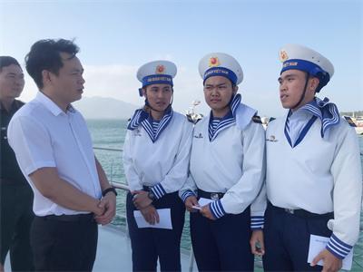 Lãnh đạo thành phố Thủ Dầu Một thăm, chúc tết cán bộ, chiến sĩ Vùng 4 Hải quân