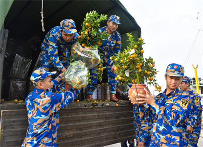Chuyển quà tết ra huyện Côn Đảo