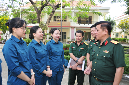 Bộ Tư lệnh TPHCM tiếp nhận nữ dân quân tham gia luyện tập diễu binh kỷ niệm 70 năm chiến thắng Điện Biên Phủ