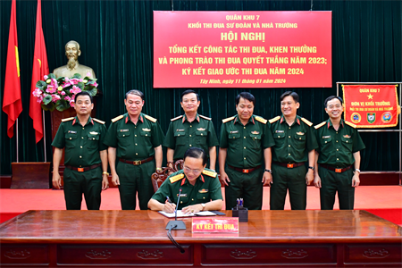 Khối thi đua Sư đoàn và Nhà trường ký kết giao ước thi đua năm 2024