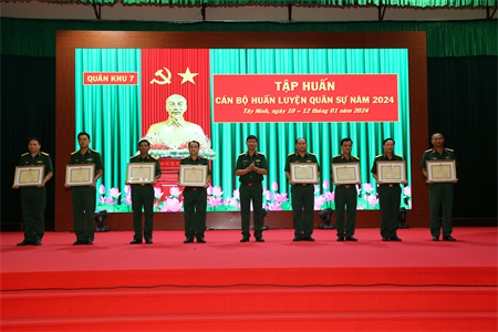 Quân khu 7 bế mạc lớp tập huấn cán bộ huấn luyện quân sự năm 2024