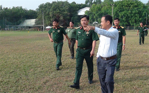 Bộ CHQS tỉnh Long An khảo sát vị trí bắn pháo hoa dịp Tết Nguyên đán Giáp Thìn năm 2024 tại thị xã Kiến Tường