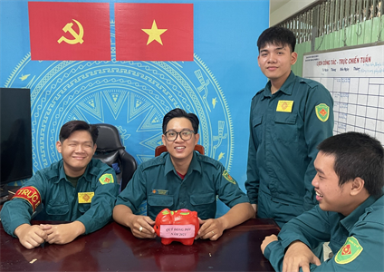 Cán bộ, chiến sĩ Ban CHQS Phường 11 Quận 3 khui heo đất giúp đỡ đồng đội
