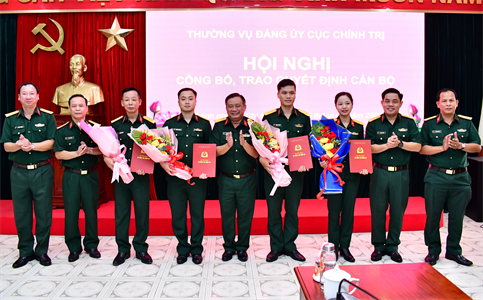 Thường vụ Đảng ủy Cục Chính trị Quân khu 7 công bố và trao quyết định cán bộ