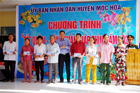 Huyện Mộc Hóa tổ chức chương trình “Tết quân - dân”