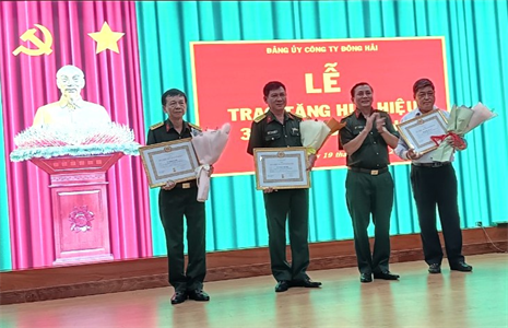 Đảng ủy Công ty Đông Hải trao tặng Huy hiệu 30 năm tuổi Đảng