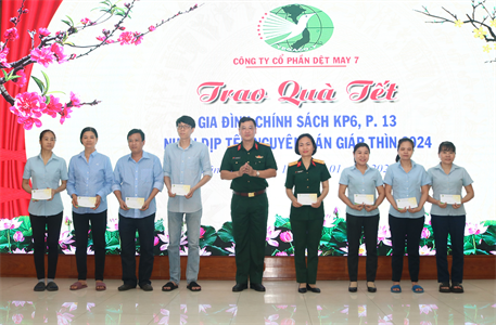 Công ty Cổ phần Dệt may 7 trao quà Tết cho gia đình chính sách