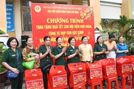 Hội Cựu chiến binh quận Tân Bình tặng quà Tết cho Hội viên khó khăn và xe đạp cho học sinh nghèo