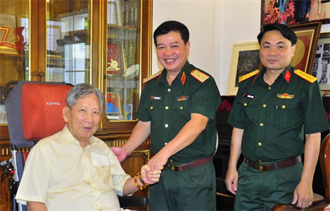 Bộ Tư lệnh TPHCM thăm, chúc Tết Thượng tướng Phan Trung Kiên
