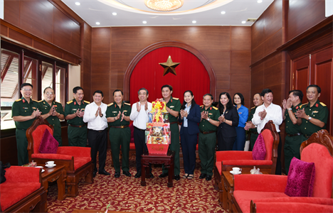 Lãnh đạo Thành phố Hồ Chí Minh và Tổng cục Hậu cần chúc Tết Bộ Tư lệnh Quân khu