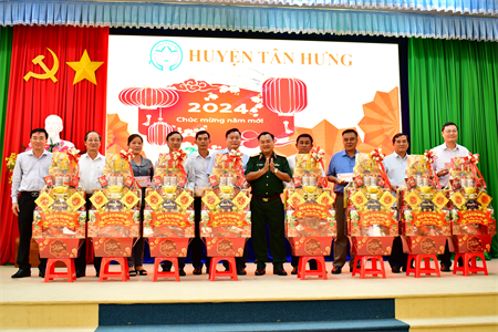 Thiếu tướng Trần Vinh Ngọc chúc Tết các địa phương, đơn vị trên tuyến biên giới tỉnh Long An