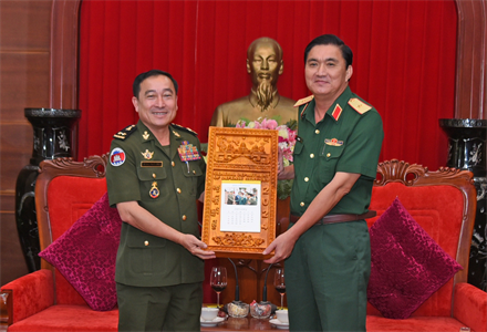 Tổng cục dịch vụ quân sự Bộ Quốc phòng Quân đội Hoàng gia Campuchia thăm chúc Tết nguyên đán Bộ Tư lệnh Quân khu 7