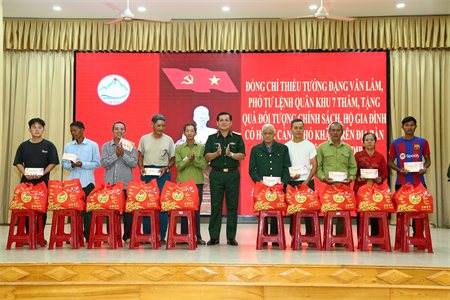 Thiếu tướng Đặng Văn Lẫm, Phó Tư lệnh Quân khu 7 chúc Tết các cơ quan, đơn vị tại huyện Đam Rông, tỉnh Lâm Đồng